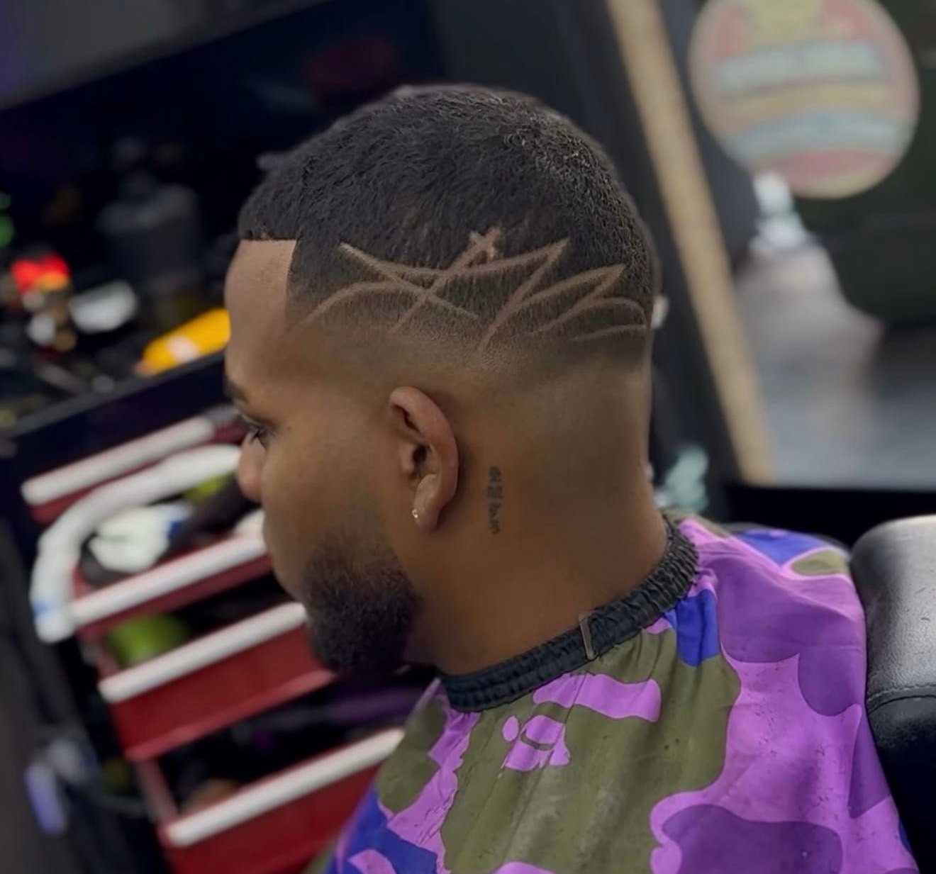 Diseño de cabello con líneas