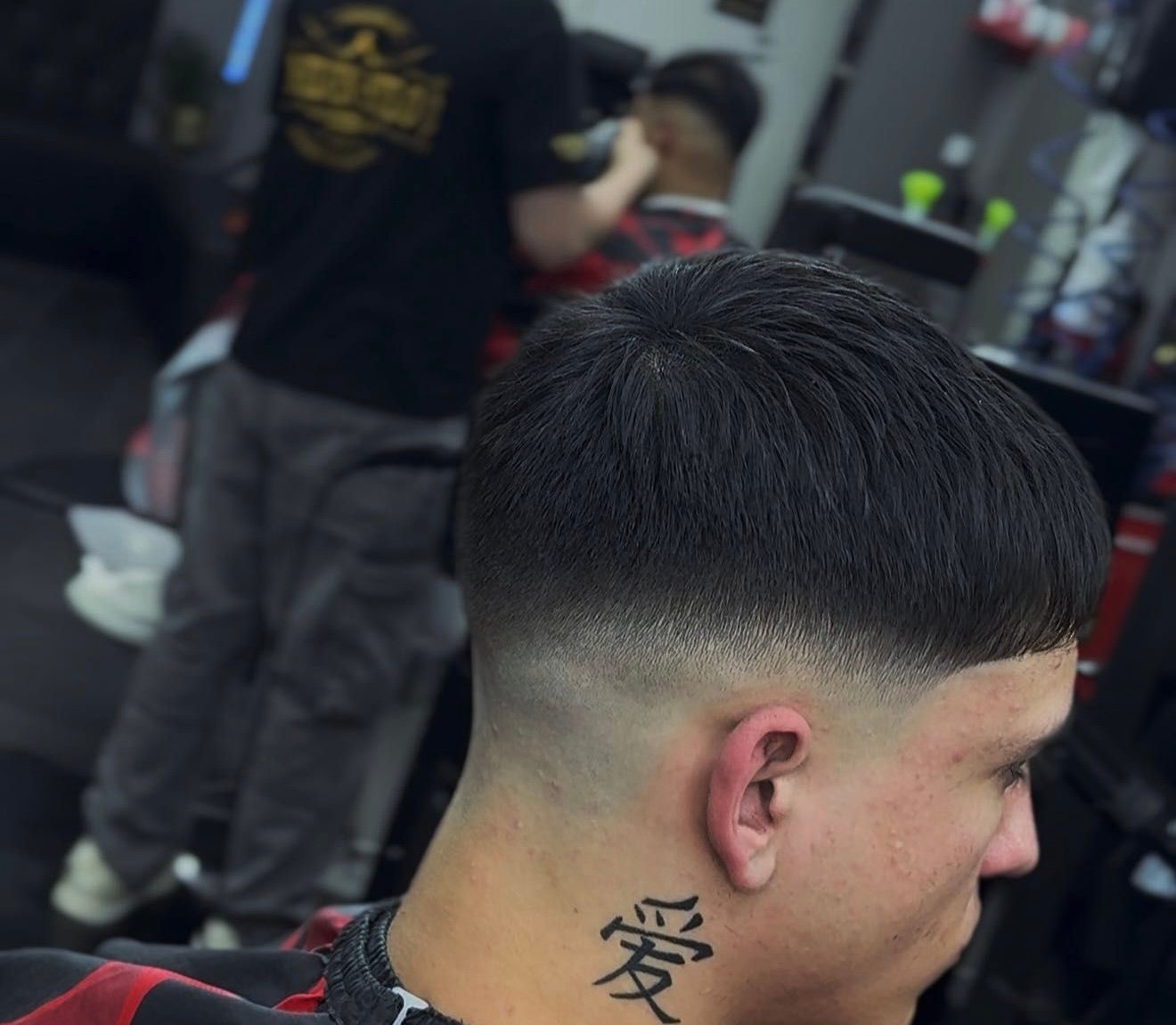 Degradado pulido con tatuaje de kanji